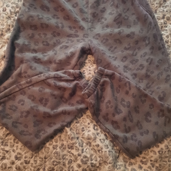 2 piece leopard sweat suit. - Picture 4 of 4